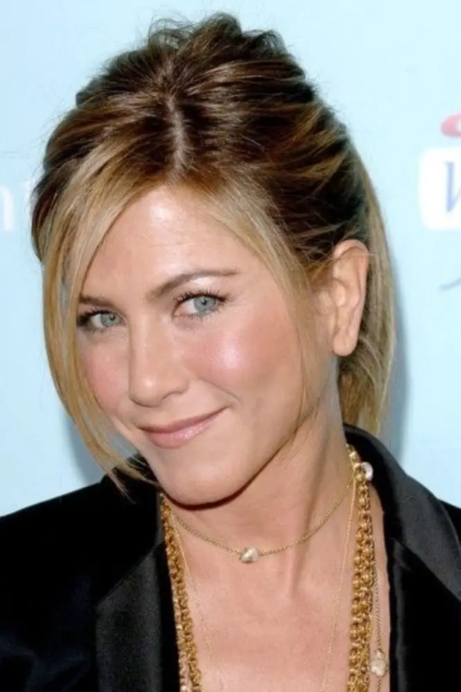 Collarbone Lob With Face Framing Side Swept Bangs, Straight Collarbone Lob With Face Framing Side Swept Bangs, Straight — Classy Jennifer Aniston Hair