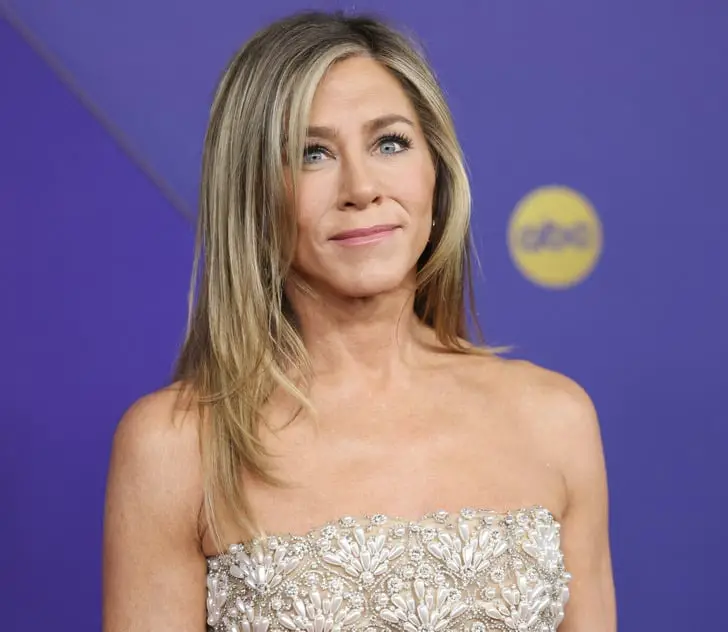 Collarbone Length Layers With Dimensional Blonde Collarbone Length Layers With Dimensional Blonde — Classy Jennifer Aniston Hair