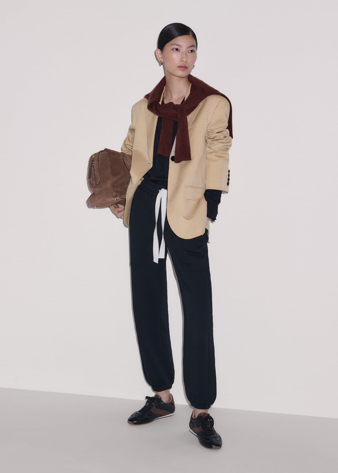 Black Joggers With a Beige Blazer and Scarf Black Joggers With a Beige Blazer and Scarf — Classy Joggers Outfits