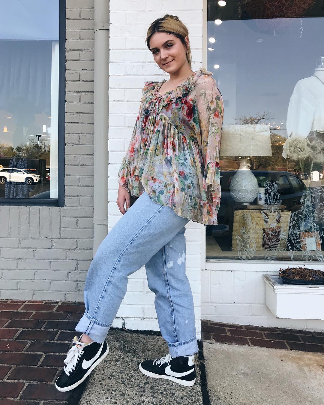 Floral Print Blouse With Wide Leg Jeans Floral Print Blouse With Wide Leg Jeans — Classy Lazy Outfits