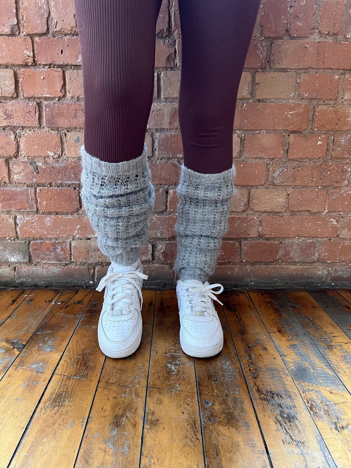 Gray Chunky Knit Leg Warmers With Burgundy Leggings Gray Chunky Knit Leg Warmers With Burgundy Leggings — Classy Leg Warmers Outfits