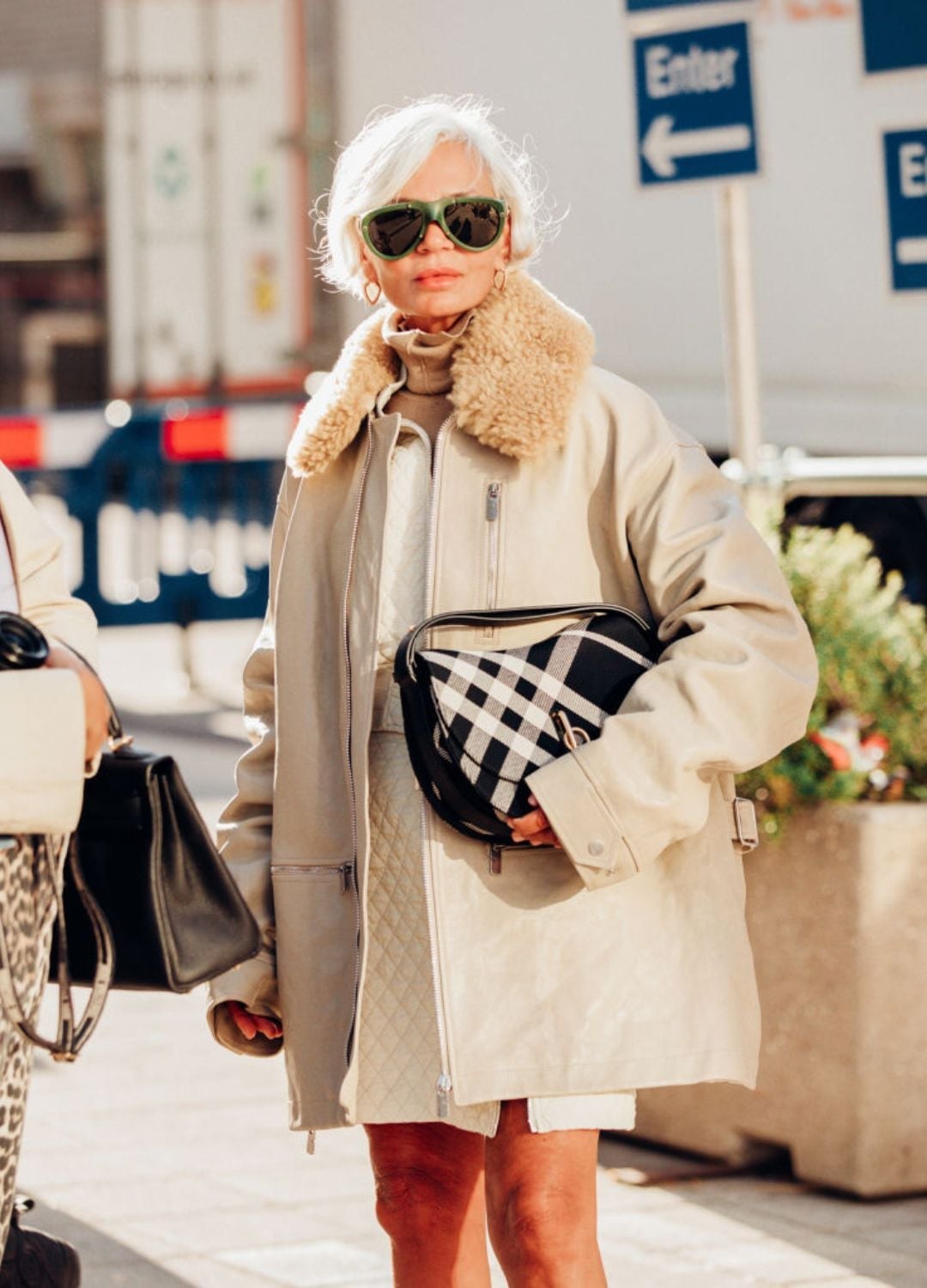 Oversized Beige Coat with Shearling Collar Oversized Beige Coat with Shearling Collar — Classy London Outfits