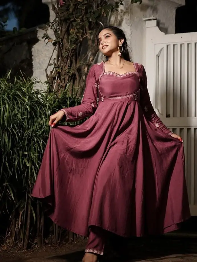 Embroidered Maroon Kurta with Gold Embellishments Embroidered Maroon Kurta with Gold Embellishments — Classy Maroon Outfits