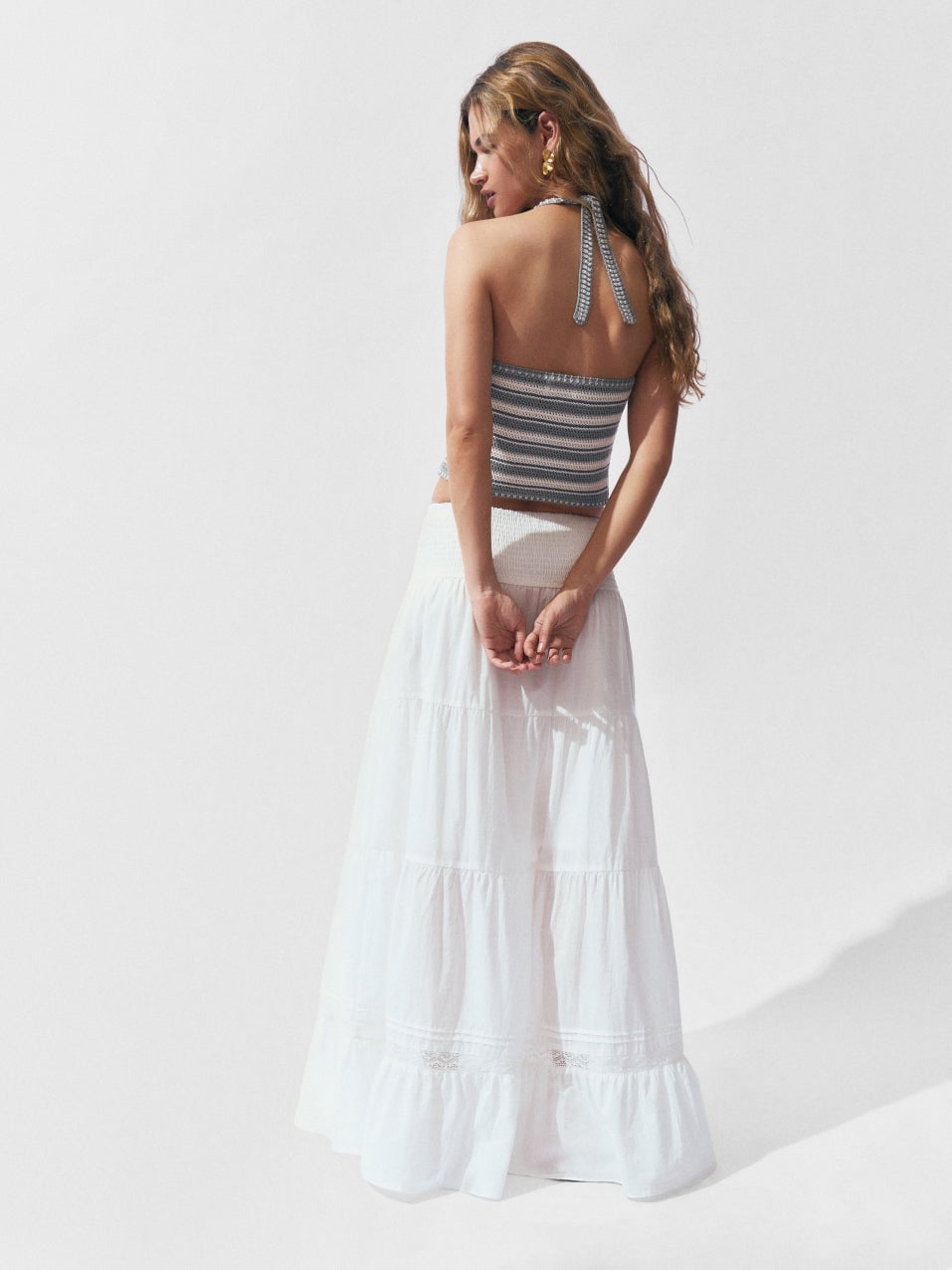 T-shirt With Gray Pleated Maxi Skirt — Classy Maxi Skirt Outfits