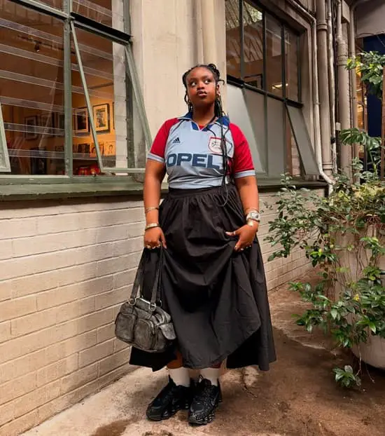 T-shirt With Voluminous Black Maxi Skirt — Classy Maxi Skirt Outfits
