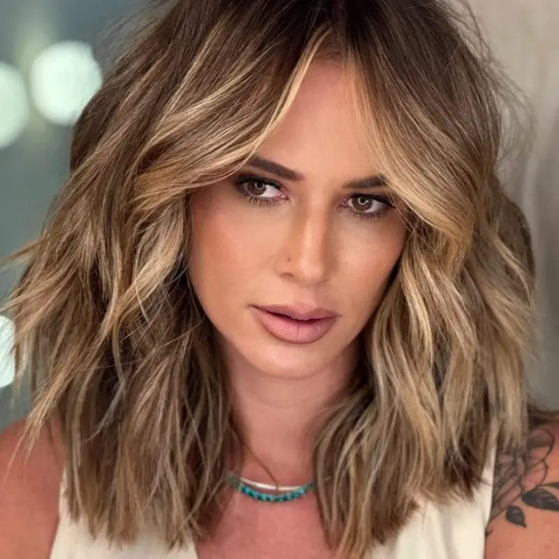 Honey Blonde Collarbone Layers With Curtain Bangs Honey Blonde Collarbone Layers With Curtain Bangs — Classy Medium Length Hair