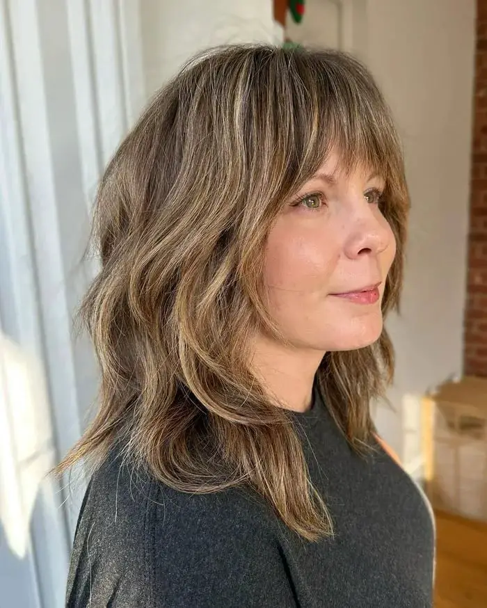 Honey Blonde Collarbone Lob With Curtain Bangs, Close-Up Take Honey Blonde Collarbone Lob With Curtain Bangs, Close-Up Take — Classy Medium Length Hair