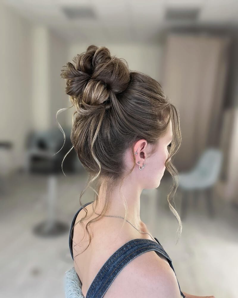 Ash Blonde Messy Bun With Face-Framing Tendrils — Classy Messy Bun Outfit