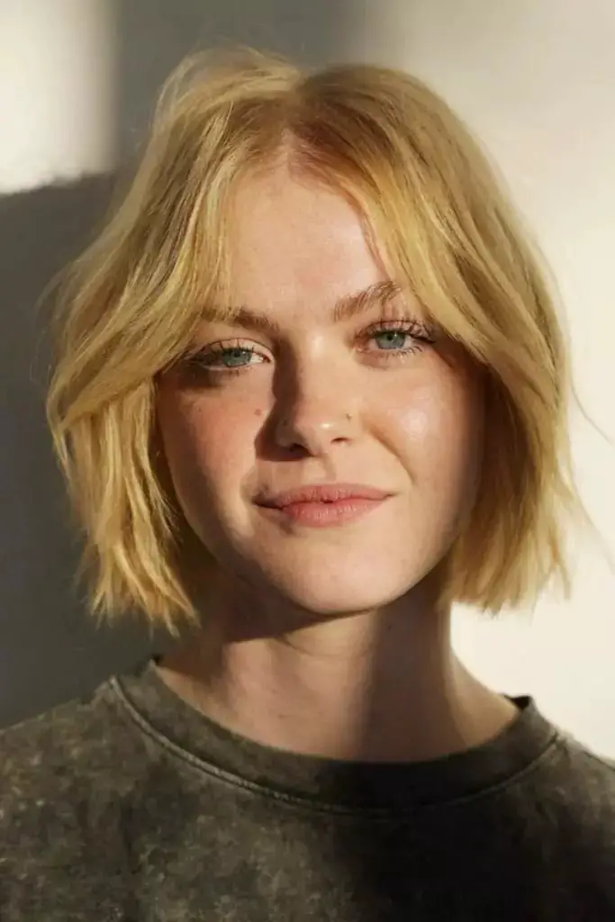 Layered Collarbone Bob With Face Framing Layered Collarbone Bob With Face Framing — Classy Middle Part Bob