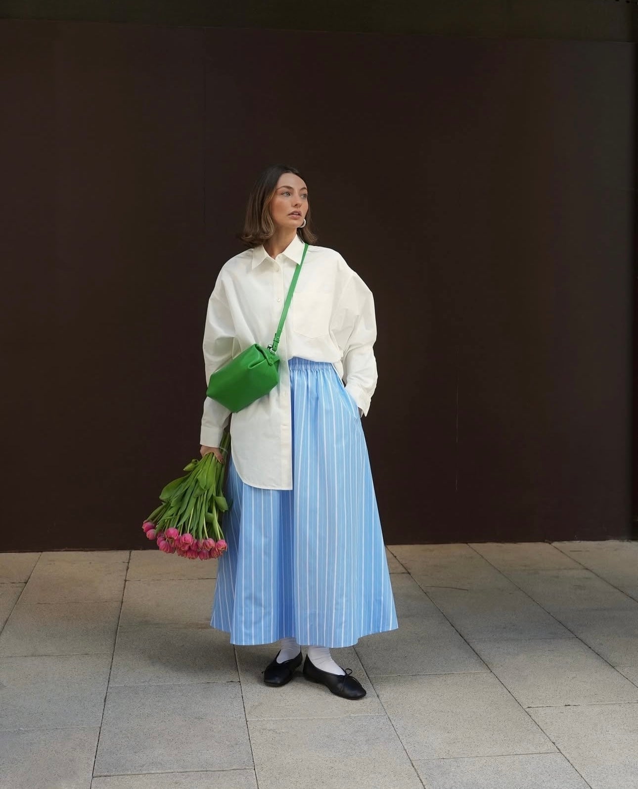 Striped Midi Skirt With Oversized Button-Down Shirt and Green Bag Striped Midi Skirt With Oversized Button-Down Shirt and Green Bag — Classy Modest Outfits