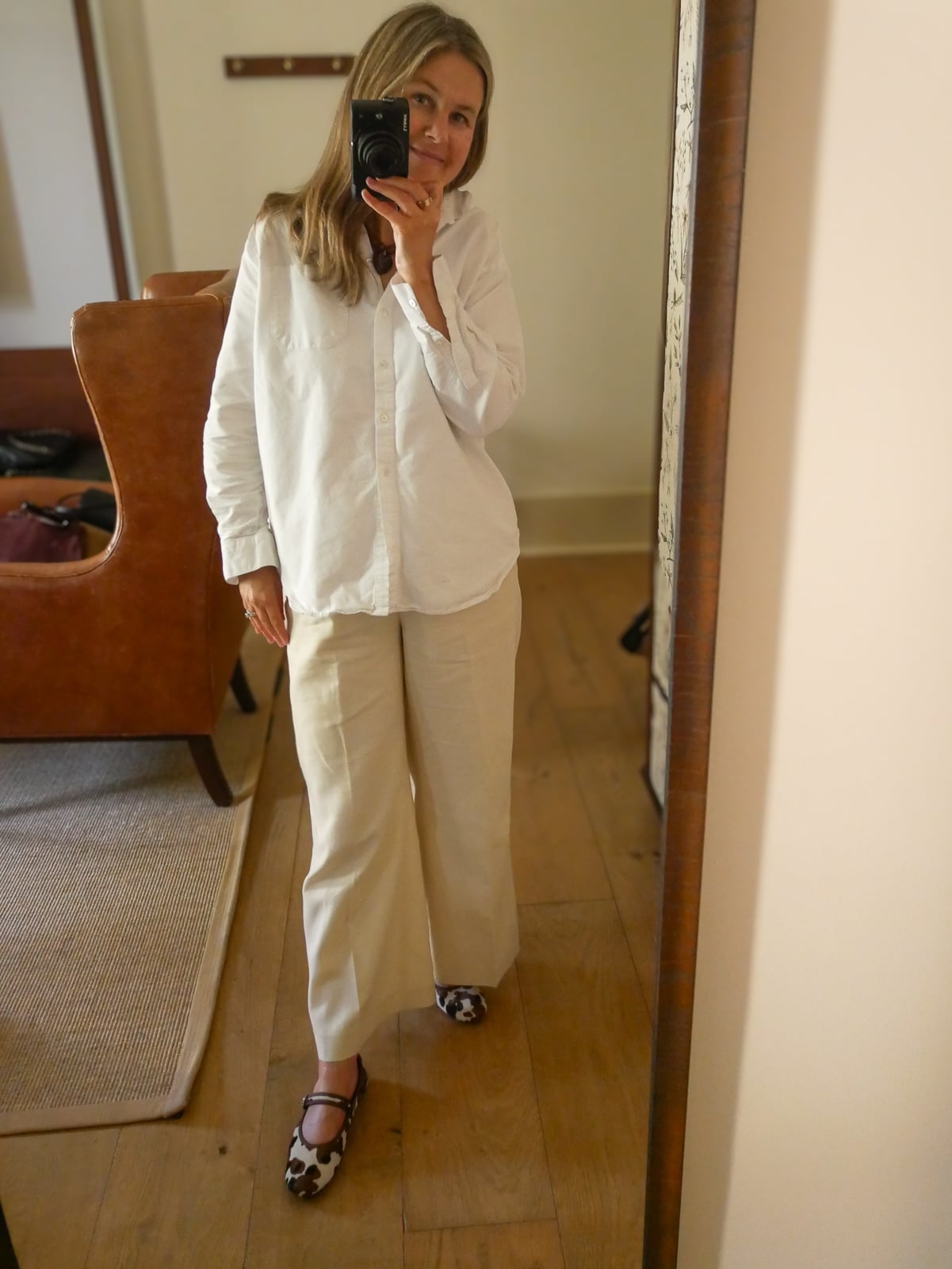 An Oversized Linen Shirt Adds Relaxed Sophistication — Classy Mom Outfits