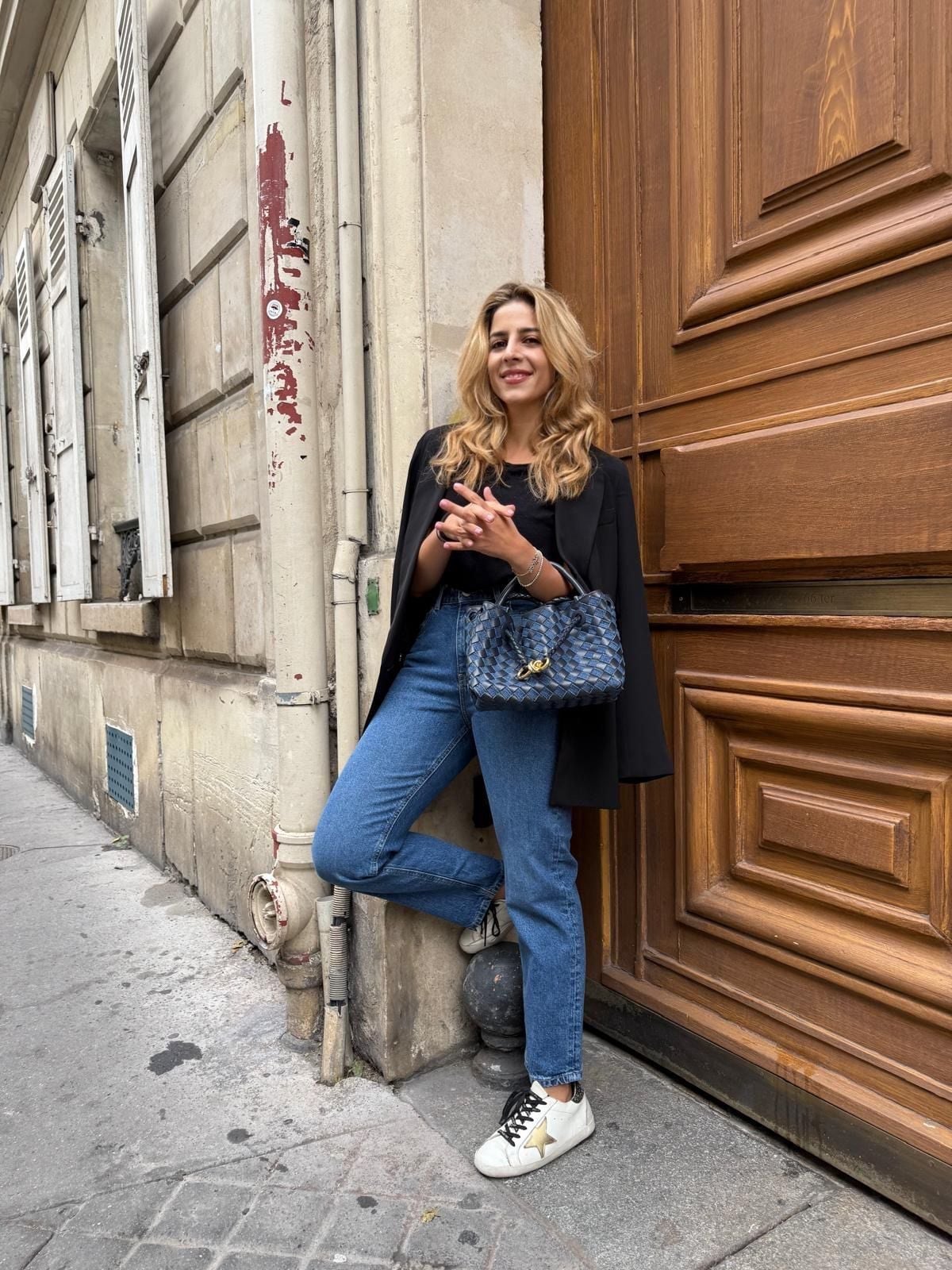 Black Oversized Blazer Over T-Shirt and Straight-Leg Jeans — Classy Mujer Outfits