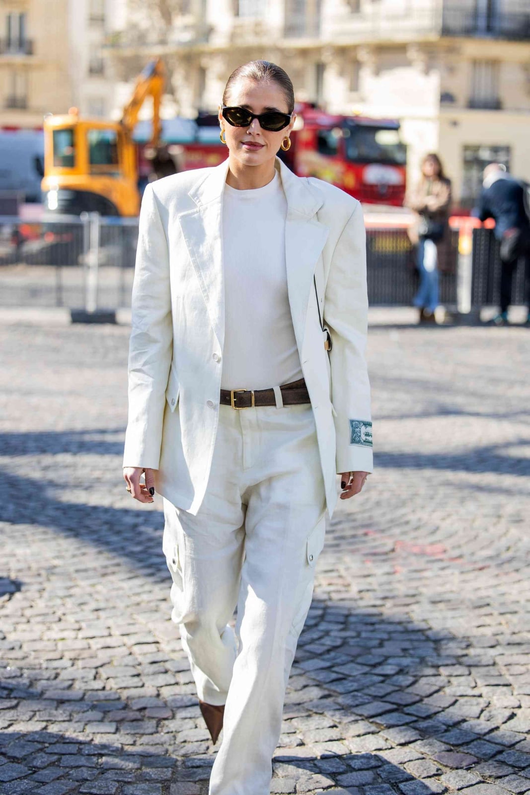 Oversized White Linen-Blend Blazer with White Trousers — Classy Mujer Outfits