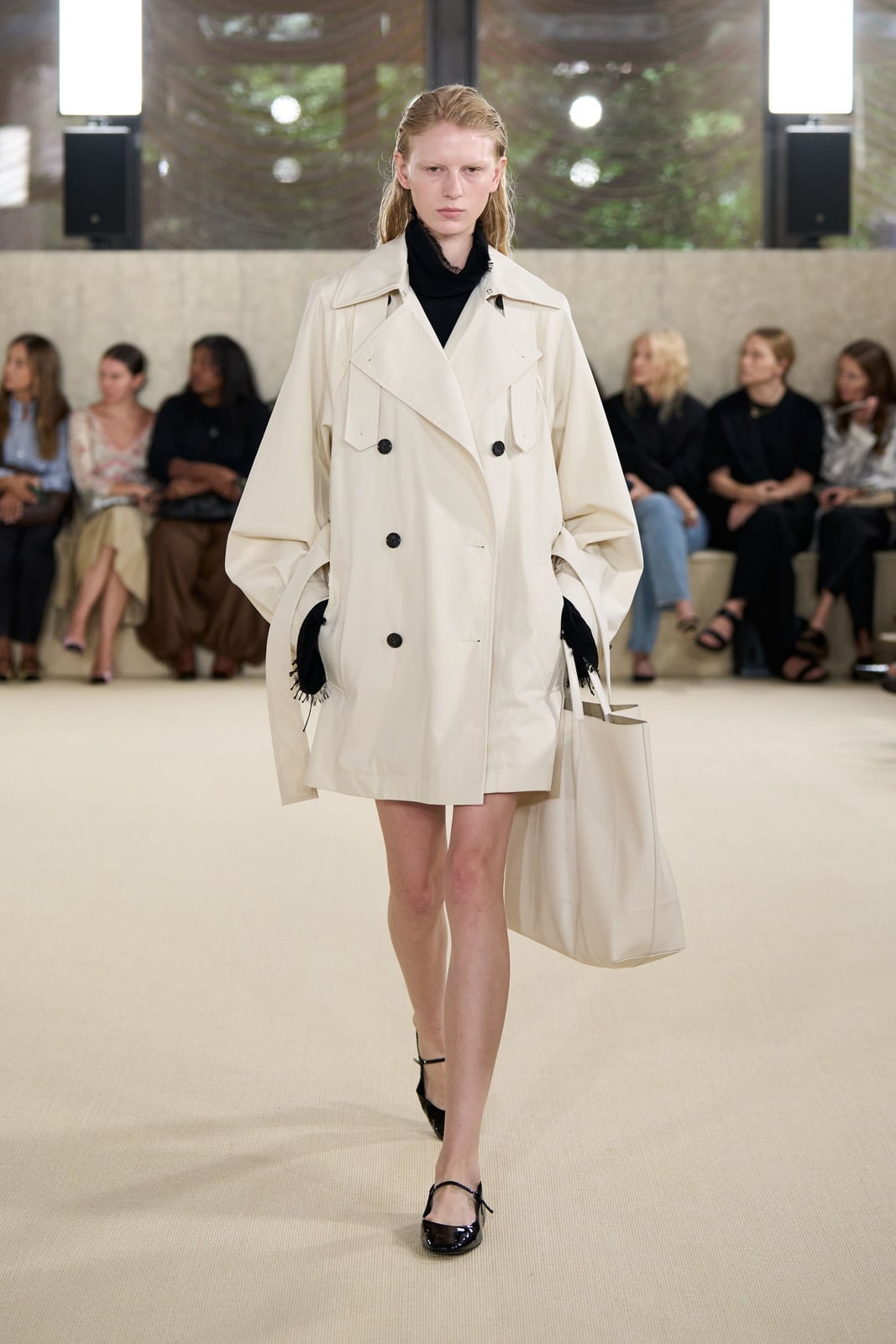 Cream Trench Coat Over Black Turtleneck and Mary Janes — Classy Mujer Outfits