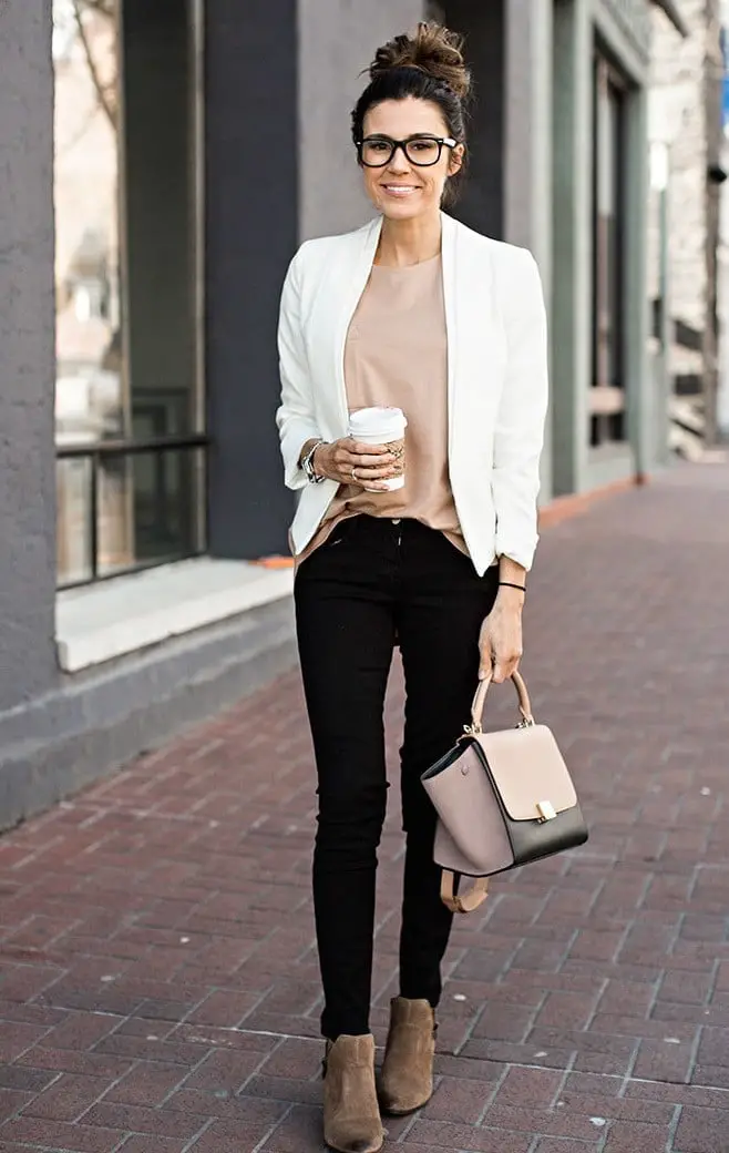 White Blazer Over Beige Knit Top and Black Skinny Trousers — Classy Mujer Outfits