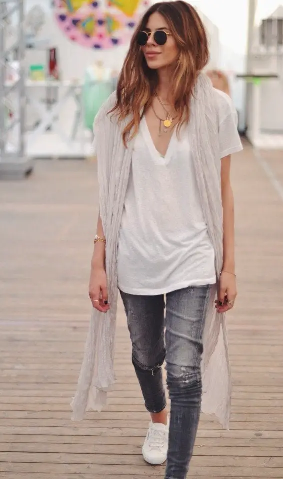 Distressed Skinny Jeans with Scarf and White Sneakers — Classy Mujer Outfits