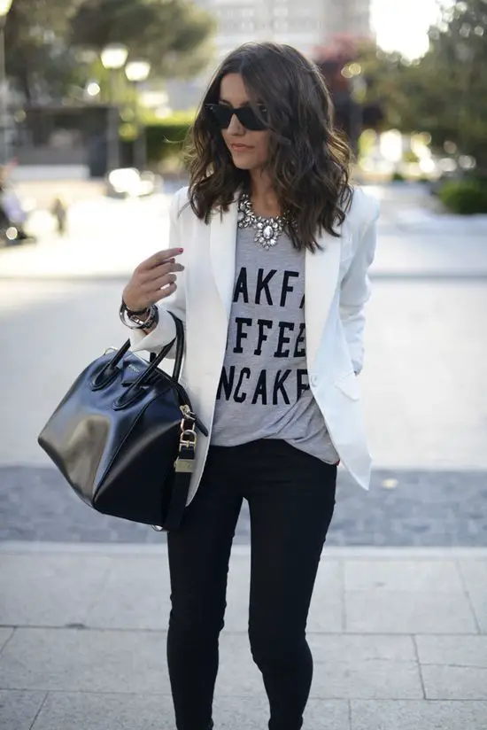 White Blazer Over Gray Graphic T-Shirt and Black Skinny Trousers — Classy Mujer Outfits