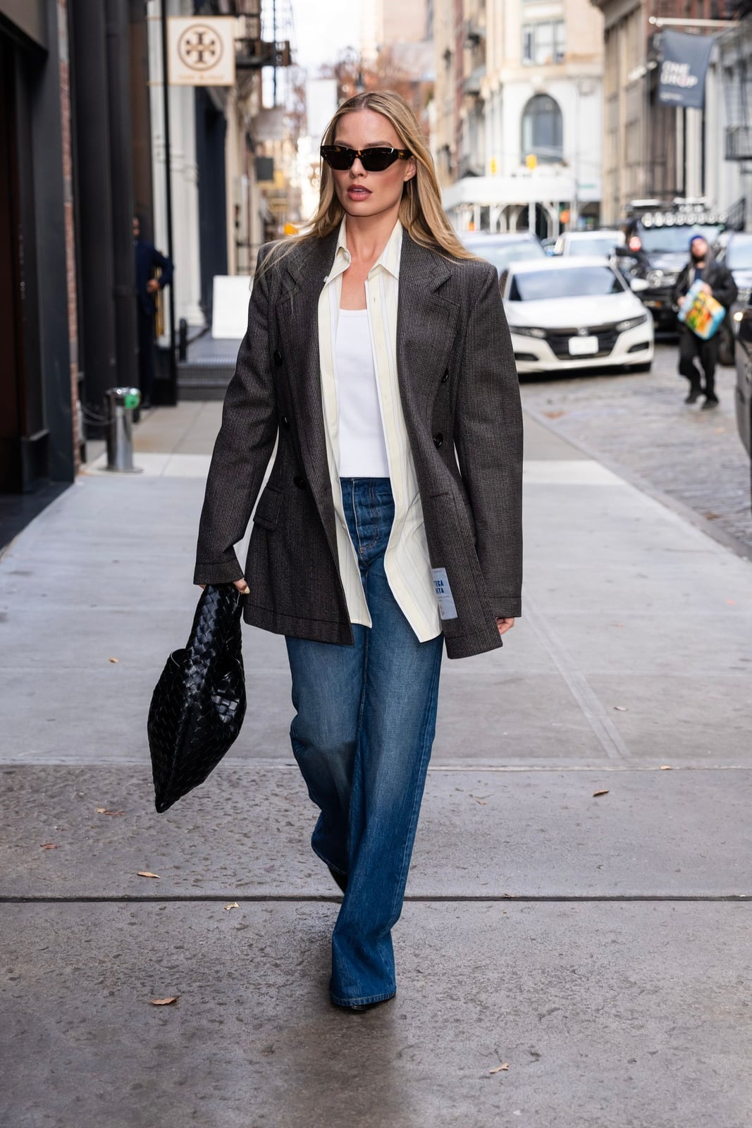 Gray Oversized Blazer with Striped Shirt and Wide-Leg Jeans — Classy Mujer Outfits