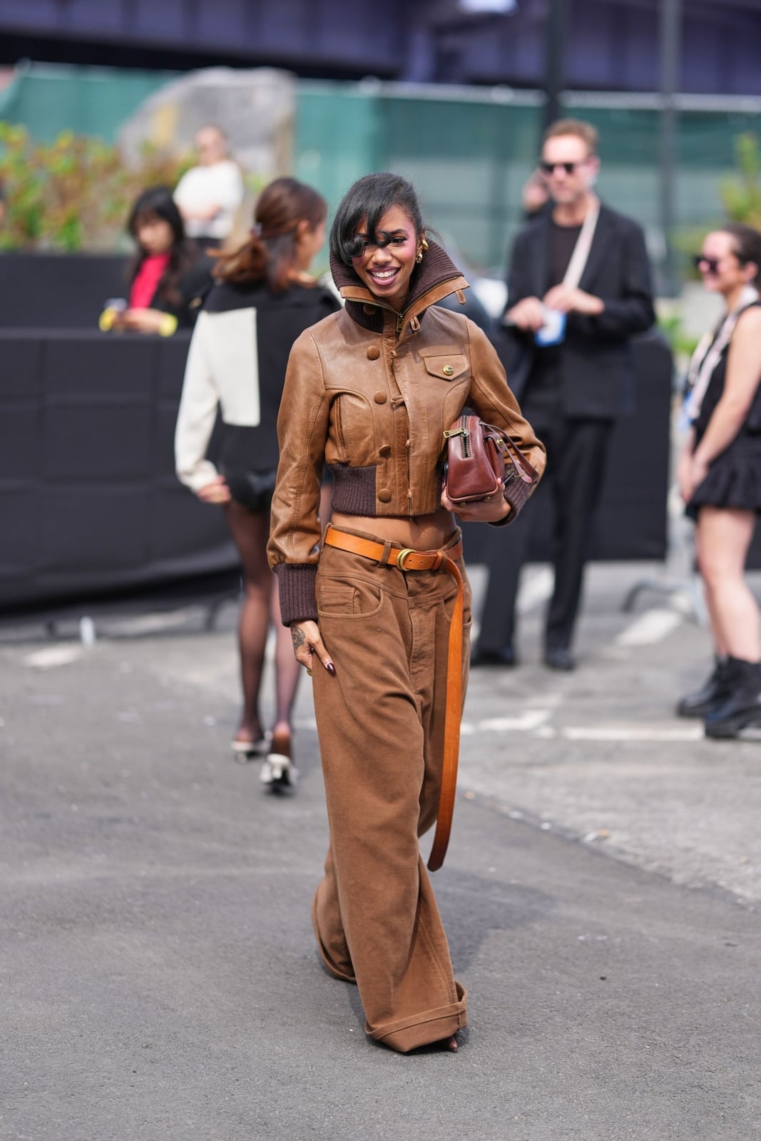 Cropped Brown Leather Jacket with Wide-Leg Trousers — Classy Mujer Outfits