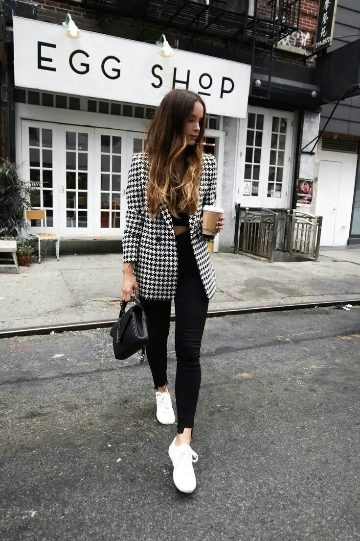Houndstooth Blazer Over Black Crop Top and Skinny Jeans — Classy Mujer Outfits