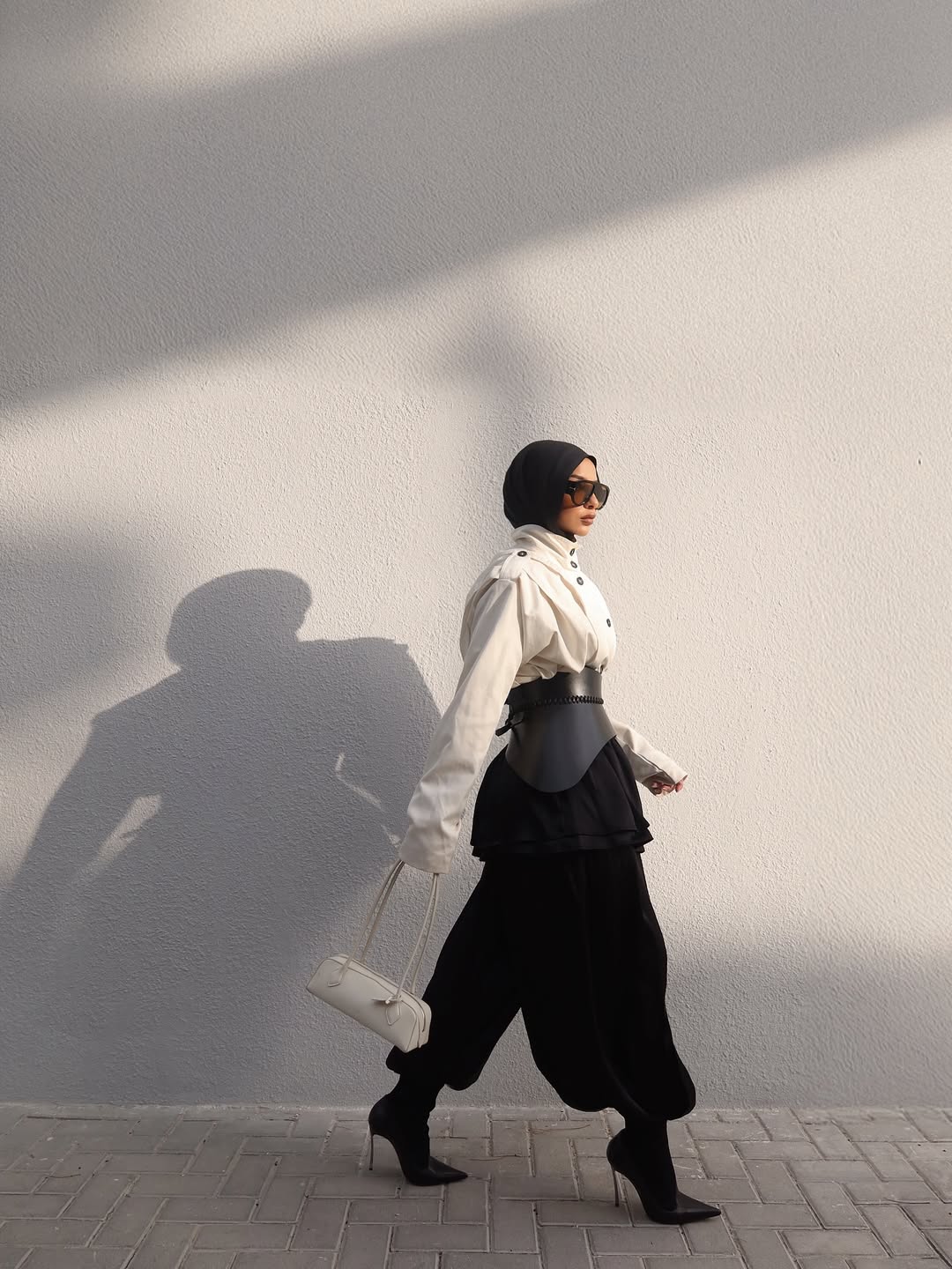 Corset Belt Refines Black and White Casual Look Corset Belt Refines Black and White Casual Look — Classy Muslim Outfits