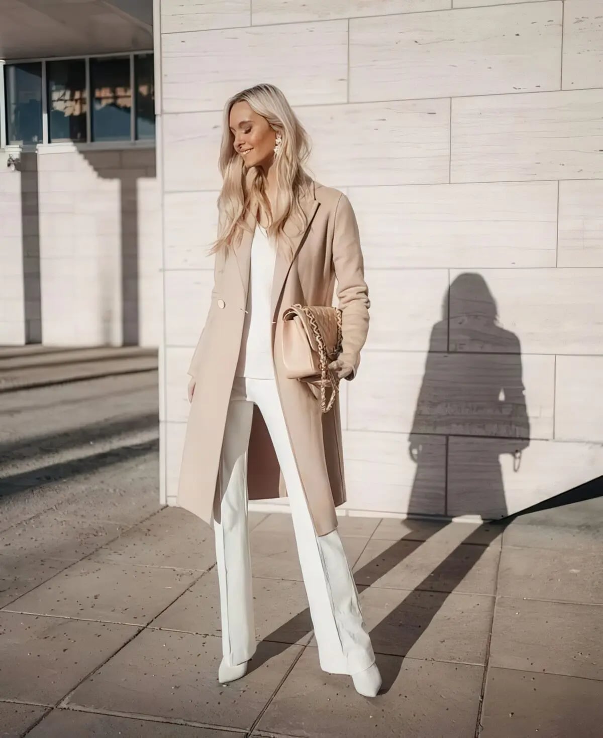 Long Beige Coat Over Cream Top and White Trousers Long Beige Coat Over Cream Top and White Trousers — Classy Neutral Outfits