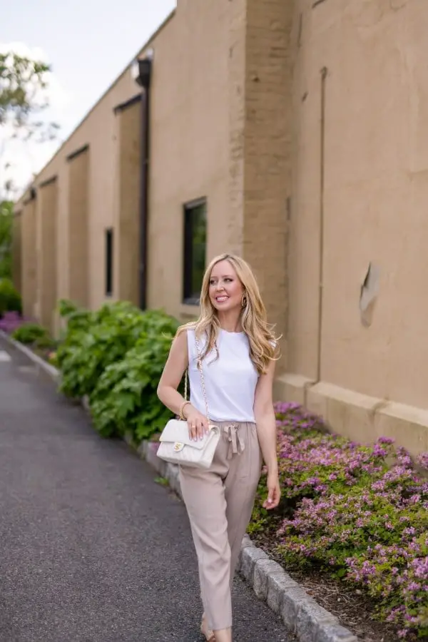 White Sleeveless Top with Beige Tie-Waist Trousers and Wide Leg White Sleeveless Top with Beige Tie-Waist Trousers and Wide Leg — Classy Neutral Outfits