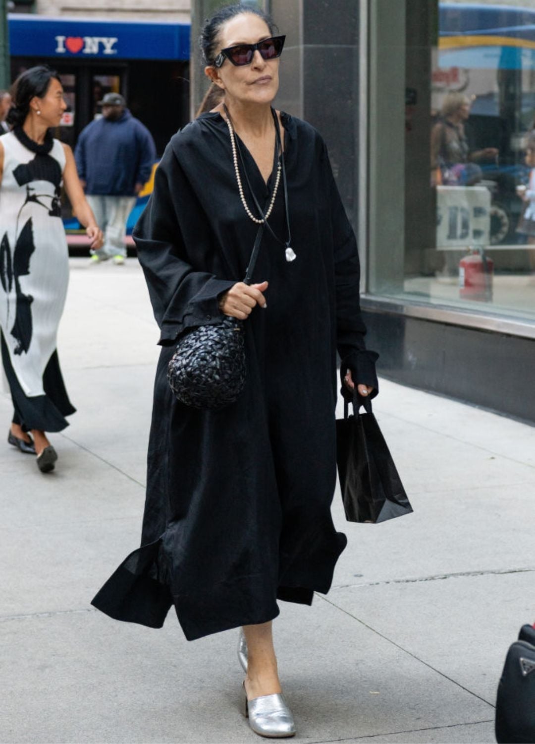 Oversized Black Tunic Dress with Pearl Necklace Oversized Black Tunic Dress with Pearl Necklace — Classy New York Outfits