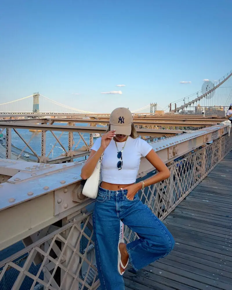Casual Brooklyn Bridge Outfit with Yankees Cap Casual Brooklyn Bridge Outfit with Yankees Cap — Classy New York Outfits