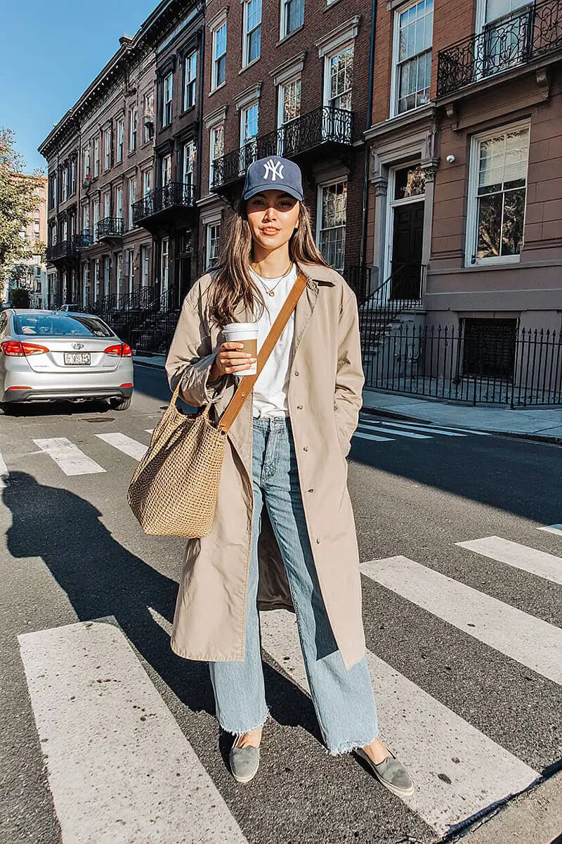 Casual Beige Trench Coat Look with Yankees Cap and Straw Tote Bag Casual Beige Trench Coat Look with Yankees Cap and Straw Tote Bag — Classy New York Outfits