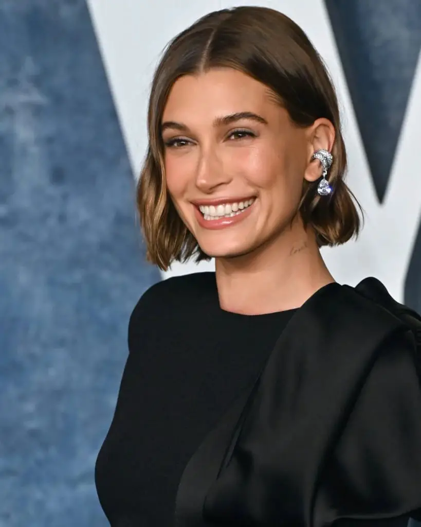 Dark Brown Bob With Subtle Waves Dark Brown Bob With Subtle Waves — Classy Office Hairstyles