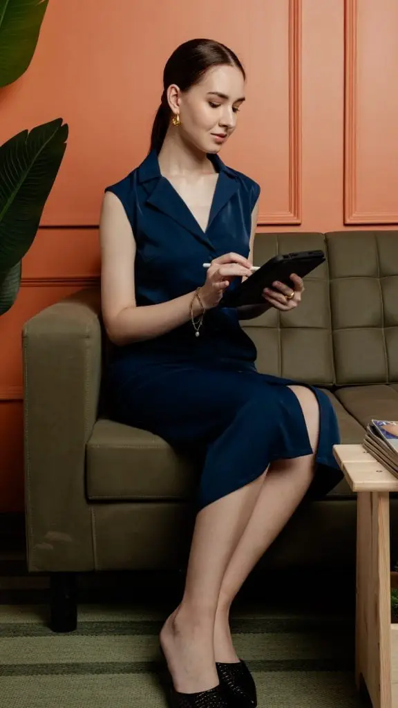 Sleek Mid-Back Ponytail Sleek Mid-Back Ponytail — Classy Office Hairstyles