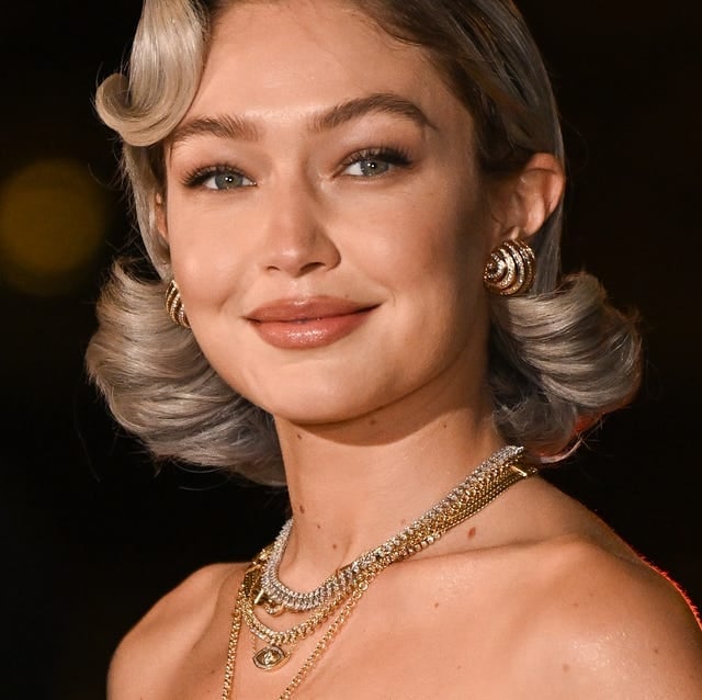 Bright Platinum Chin Bob With Curtain Bangs Bright Platinum Chin Bob With Curtain Bangs — Classy Old Money Blonde