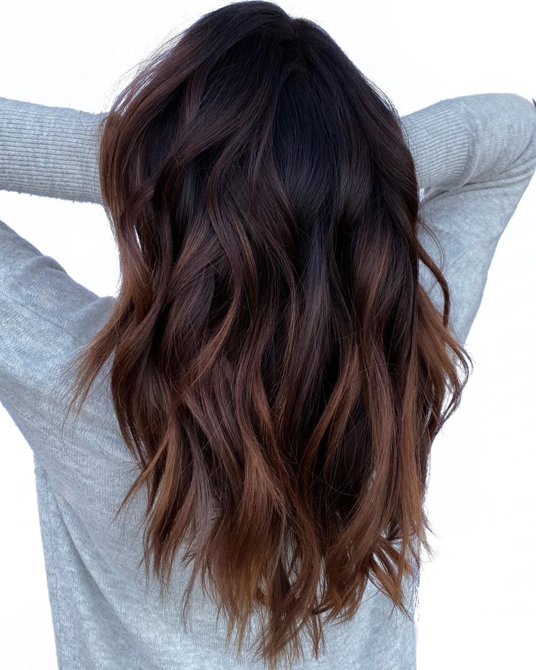 Mid-Back Dark Brown To Caramel Blonde Waves, Close-Up Take — Classy Ombre Hair Color