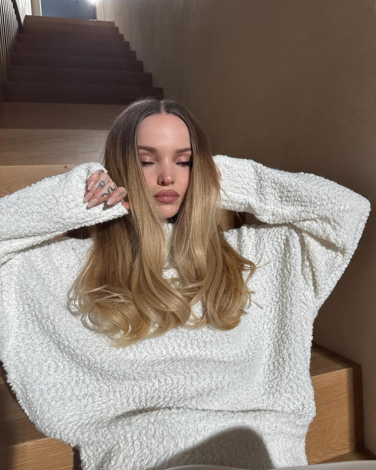 Collarbone Waves Dark Blonde To Light Blonde — Classy Ombre Hair Color