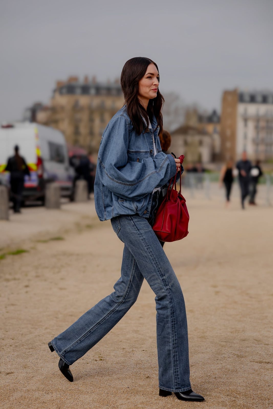 Oversized Denim Jacket with Flared Jeans Oversized Denim Jacket with Flared Jeans — Classy Outdoor Outfit