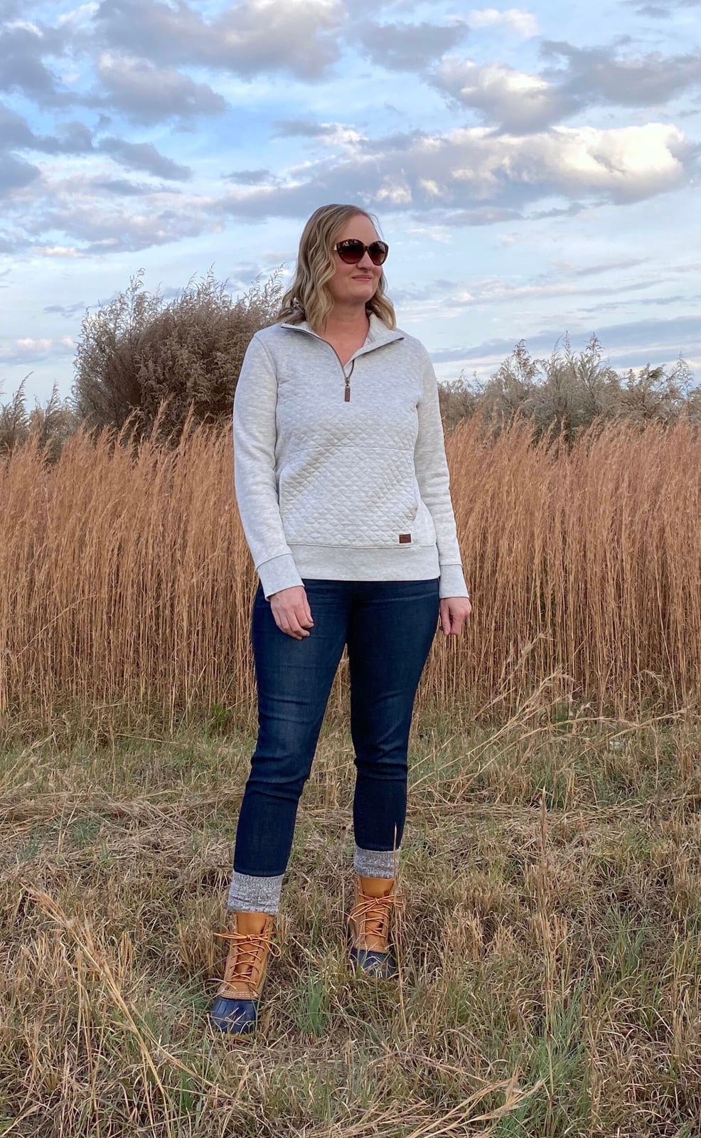 Gray Quilted Sweatshirt with Slim Fit Jeans Gray Quilted Sweatshirt with Slim Fit Jeans — Classy Outdoor Outfit