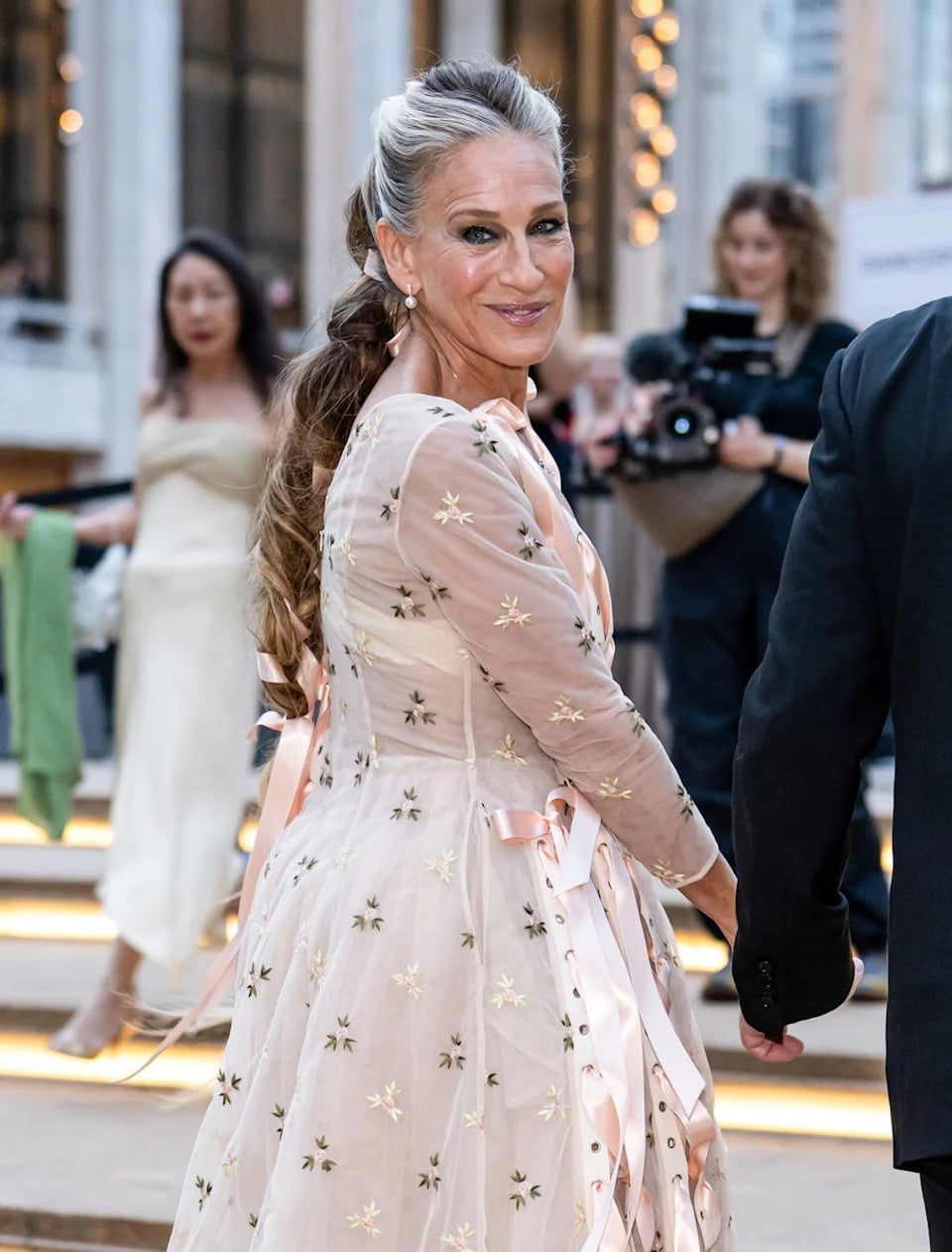 Elegant Mid-Back Ponytail Elegant Mid-Back Ponytail — Classy Outfit Hair