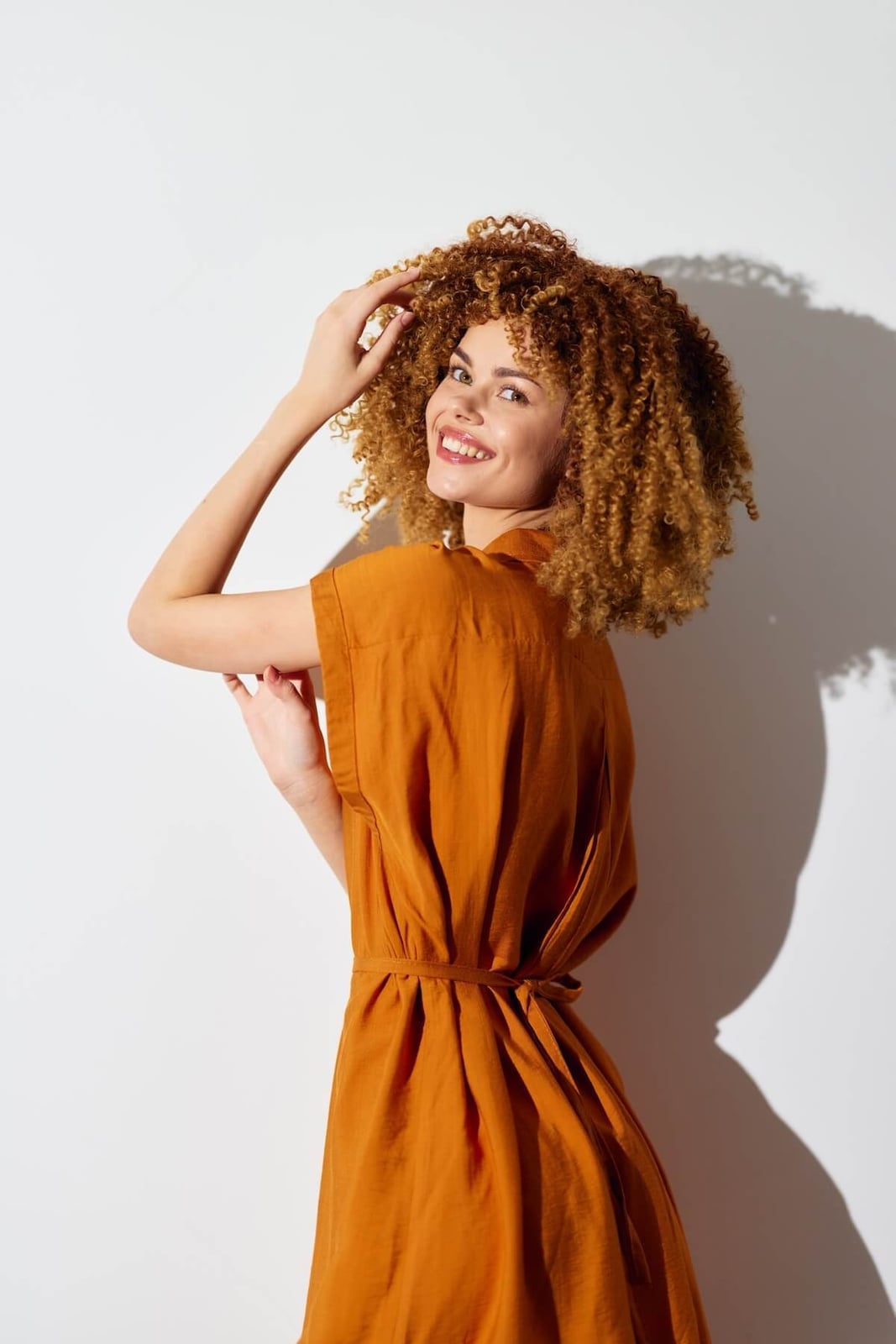 Voluminous Curly Shoulder-Length Honey Blonde Voluminous Curly Shoulder-Length Honey Blonde — Classy Outfit Hair