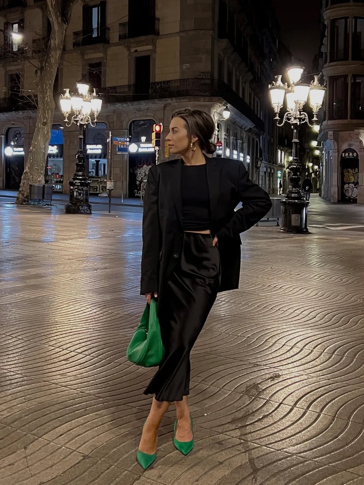 Oversized Black Blazer Evening Outfit With Green Pointed-Toe Pumps Oversized Black Blazer Evening Outfit With Green Pointed-Toe Pumps — Classy Oversize Outfits