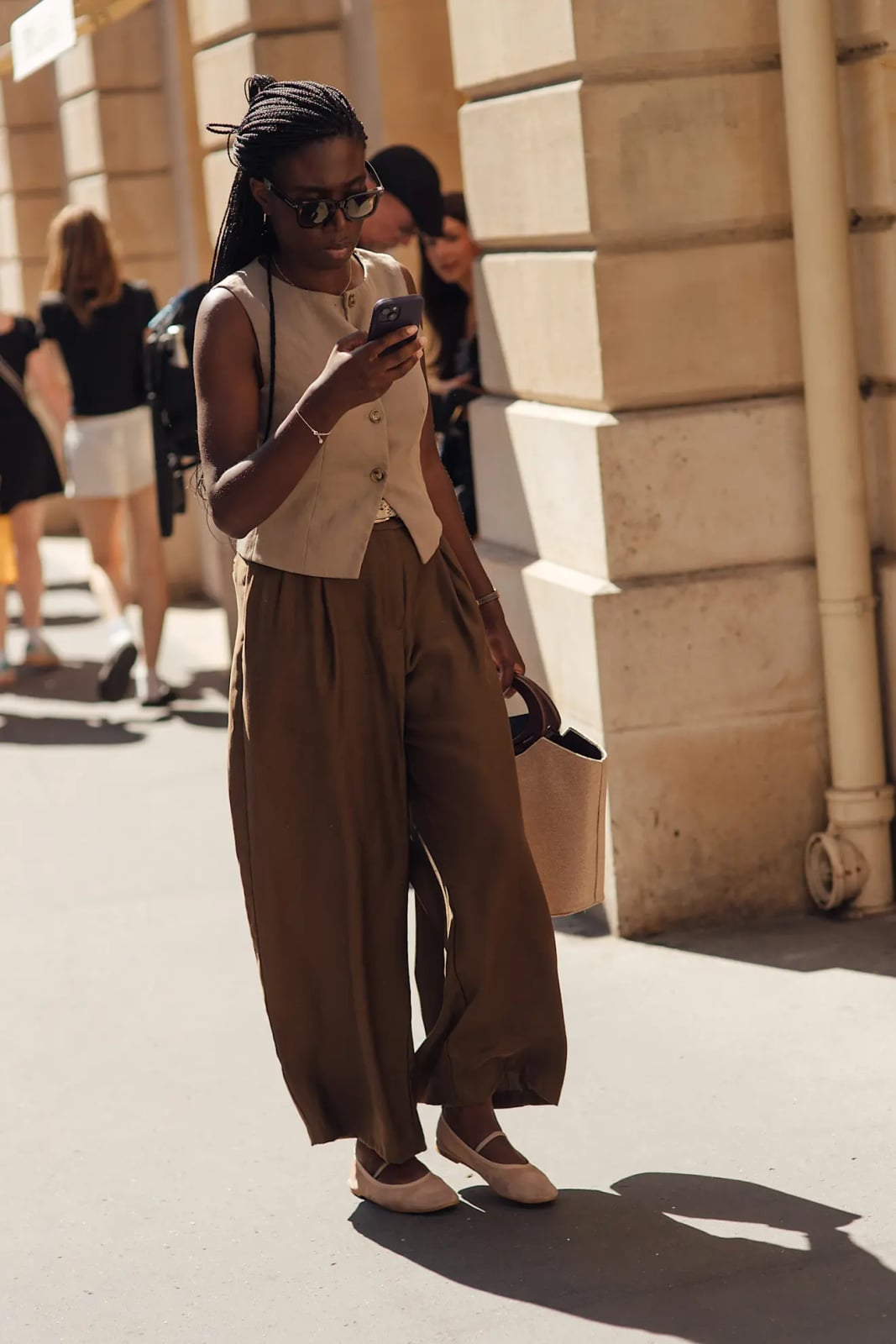 Beige Sleeveless Vest with Linen Wide-Leg Trousers Beige Sleeveless Vest with Linen Wide-Leg Trousers — Classy Paris Outfits