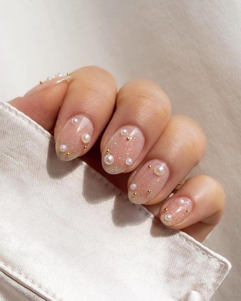 Short Oval Sheer Pink With Glitter Pearls Beads — Classy Pearl Nails