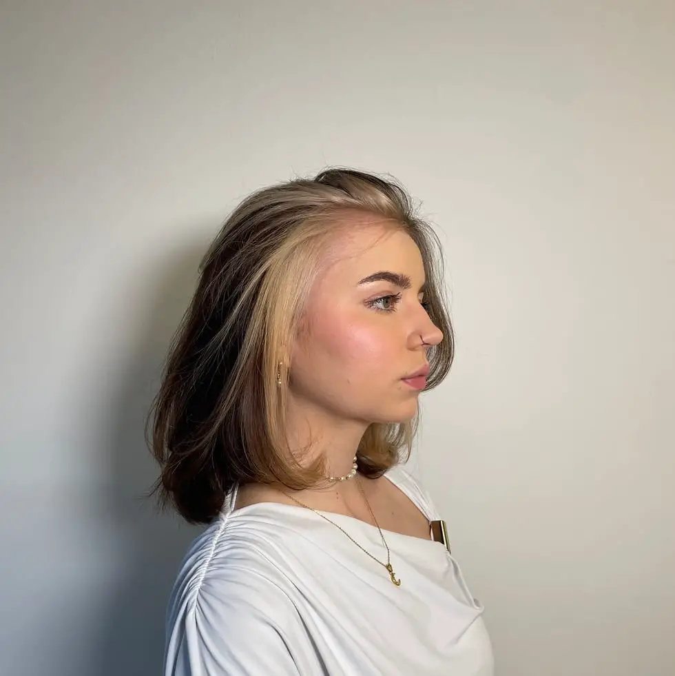Collarbone Bob With Blonde Peekaboo Highlights Collarbone Bob With Blonde Peekaboo Highlights — Classy Peekaboo Hair
