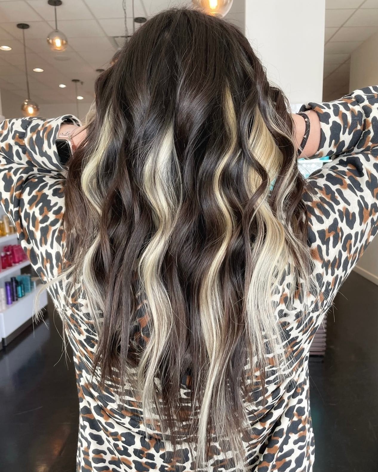 Collarbone Layers With Face-Framing Blonde Highlights Collarbone Layers With Face-Framing Blonde Highlights — Classy Peekaboo Hair