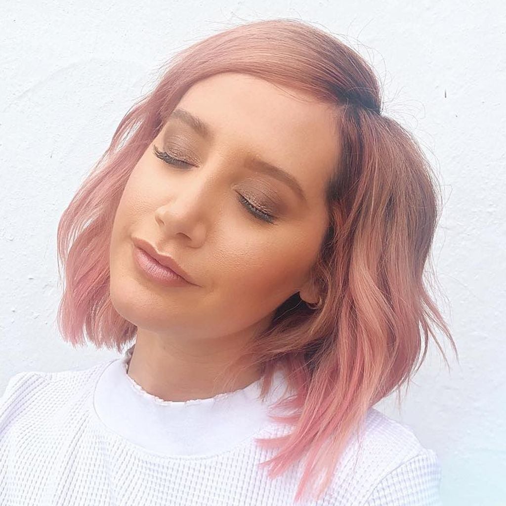 Collarbone Lob Rose Gold With Waves and Appearing Fine In Texture Collarbone Lob Rose Gold With Waves and Appearing Fine In Texture — Classy Pink Hair Color