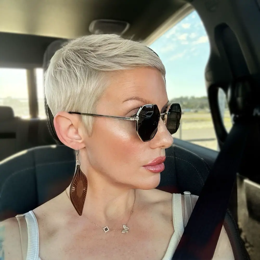 Sharp Platinum Pixie With Side-Swept Fringe Sharp Platinum Pixie With Side-Swept Fringe — Classy Pixie Cut