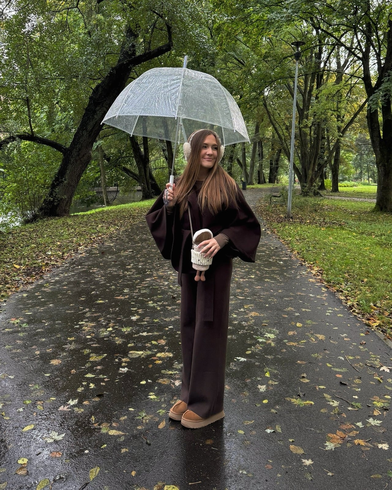 Monochromatic Brown Knit Set With Clear Umbrella Monochromatic Brown Knit Set With Clear Umbrella — Classy Rainy Day Outfits