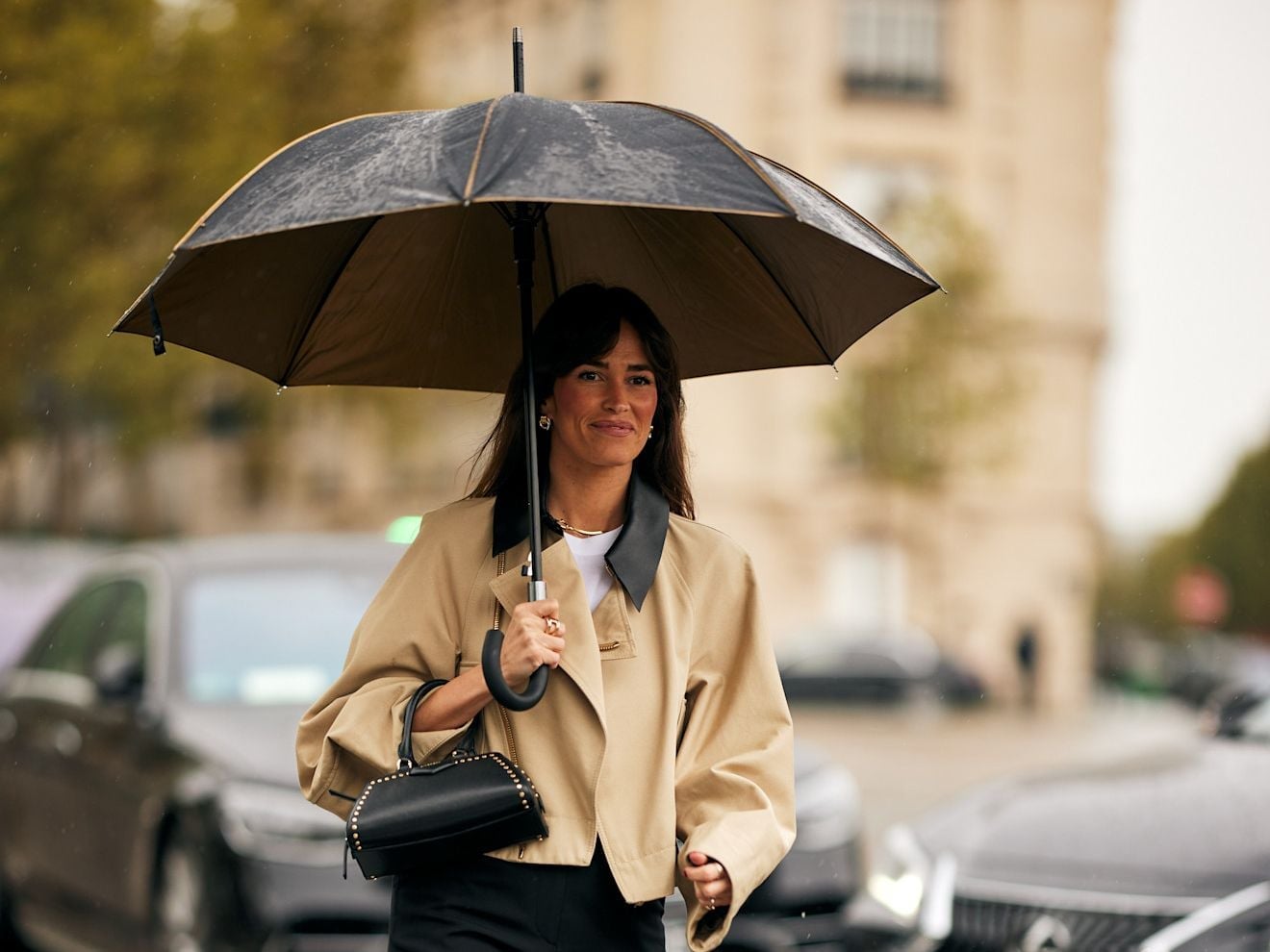 Cropped Beige Trench Coat With White T-shirt And Black Trousers Cropped Beige Trench Coat With White T-shirt And Black Trousers — Classy Rainy Day Outfits
