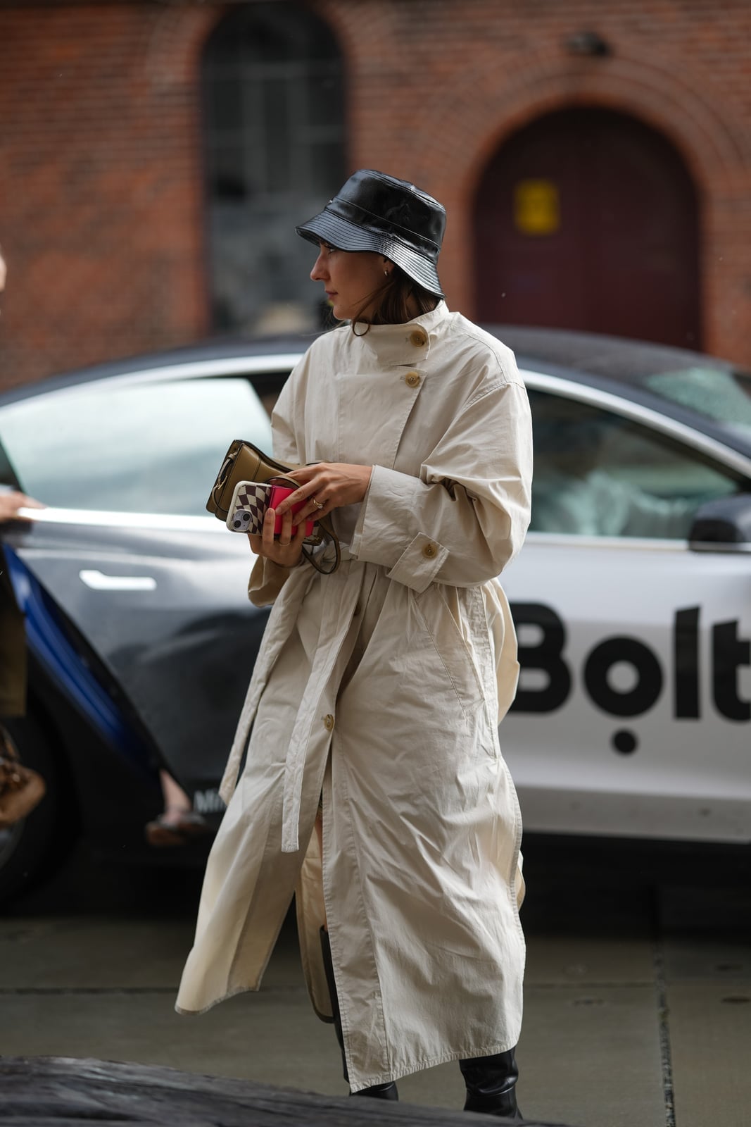 Oversized Beige Trench Coat With Leather Bucket Hat Oversized Beige Trench Coat With Leather Bucket Hat — Classy Rainy Day Outfits