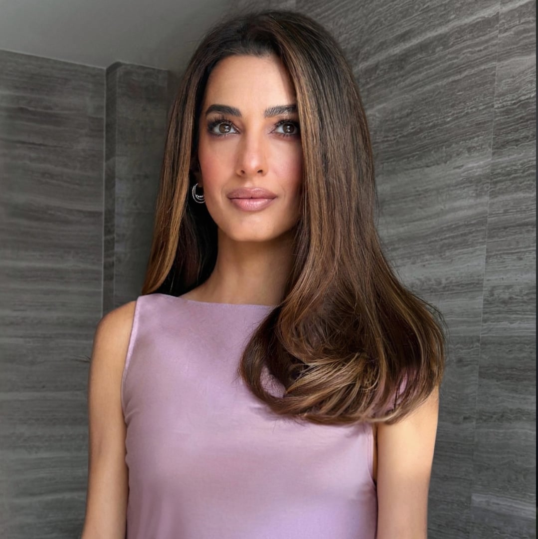 Collarbone Lob With Subtle Golden Highlights Collarbone Lob With Subtle Golden Highlights — Classy Rich Brunette